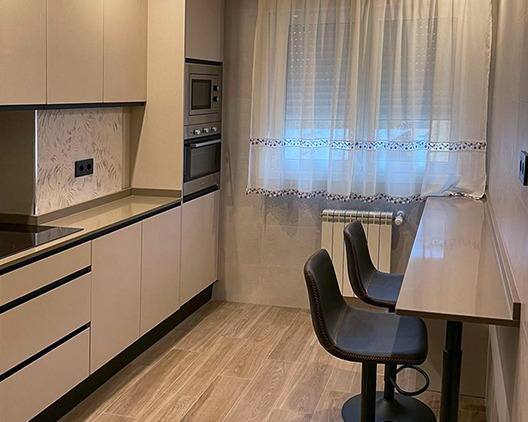 cocina perla con barrade desayuno