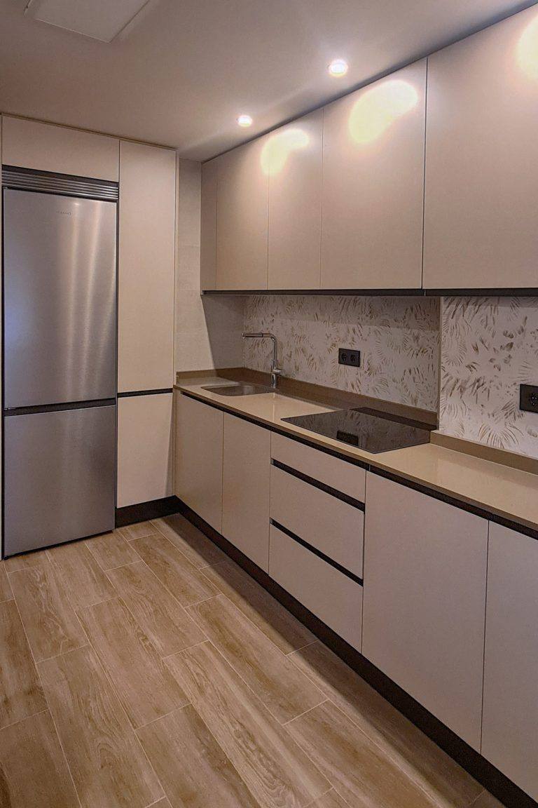 Cocina con barra de desayuno DTC