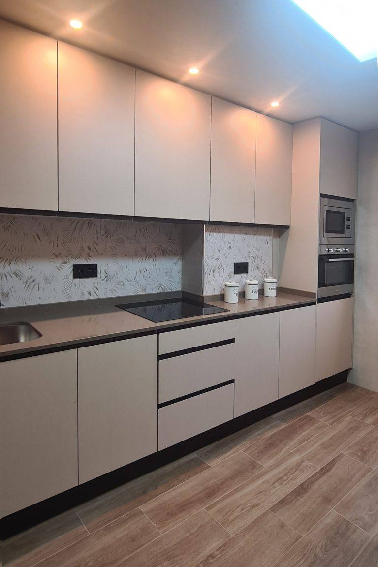 Cocina con barra de desayuno DTC