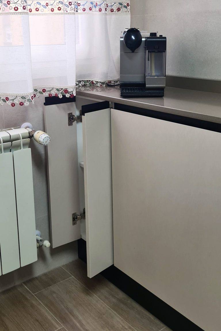 Cocina con barra de desayuno DTC