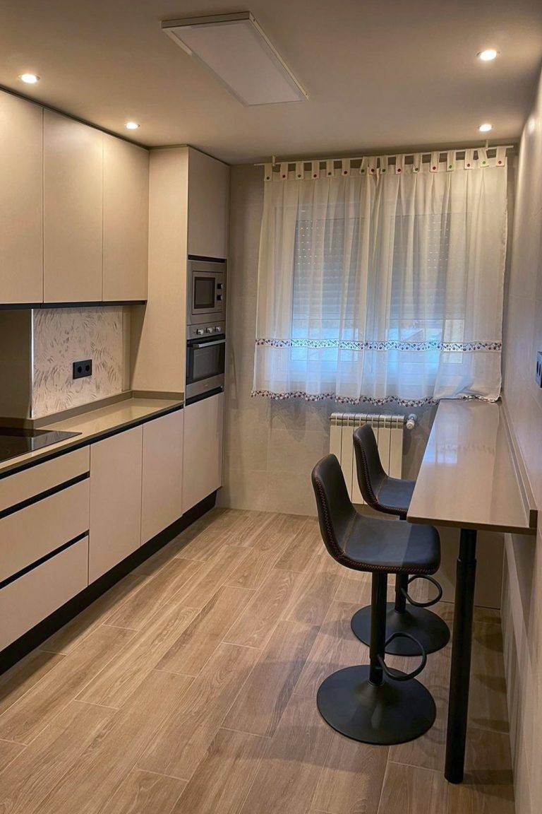 Cocina con barra de desayuno DTC