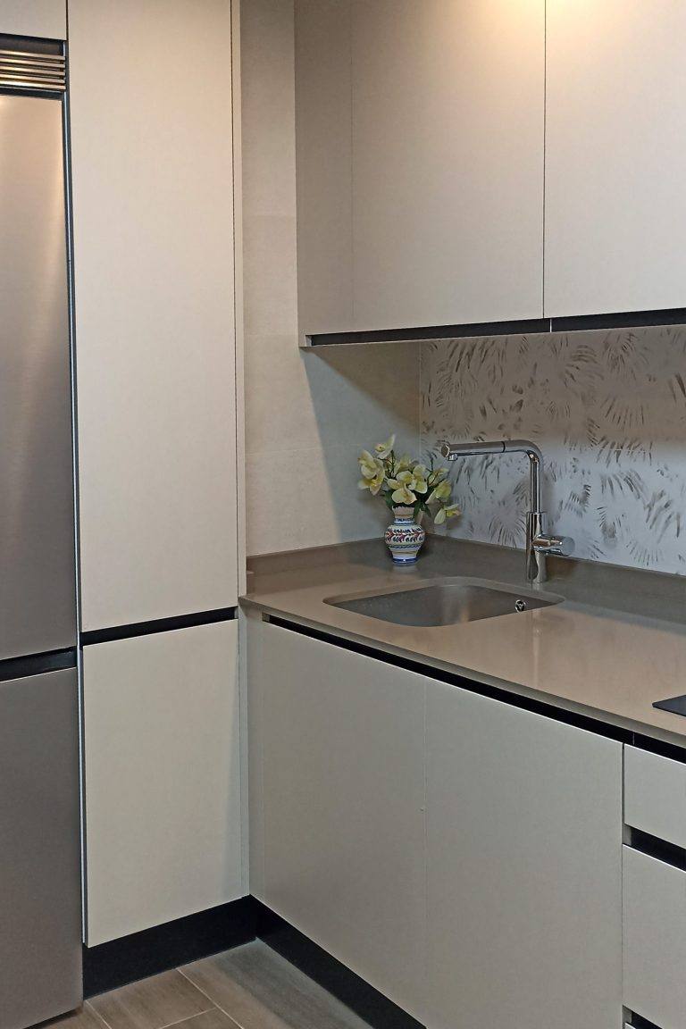 Cocina con barra de desayuno DTC