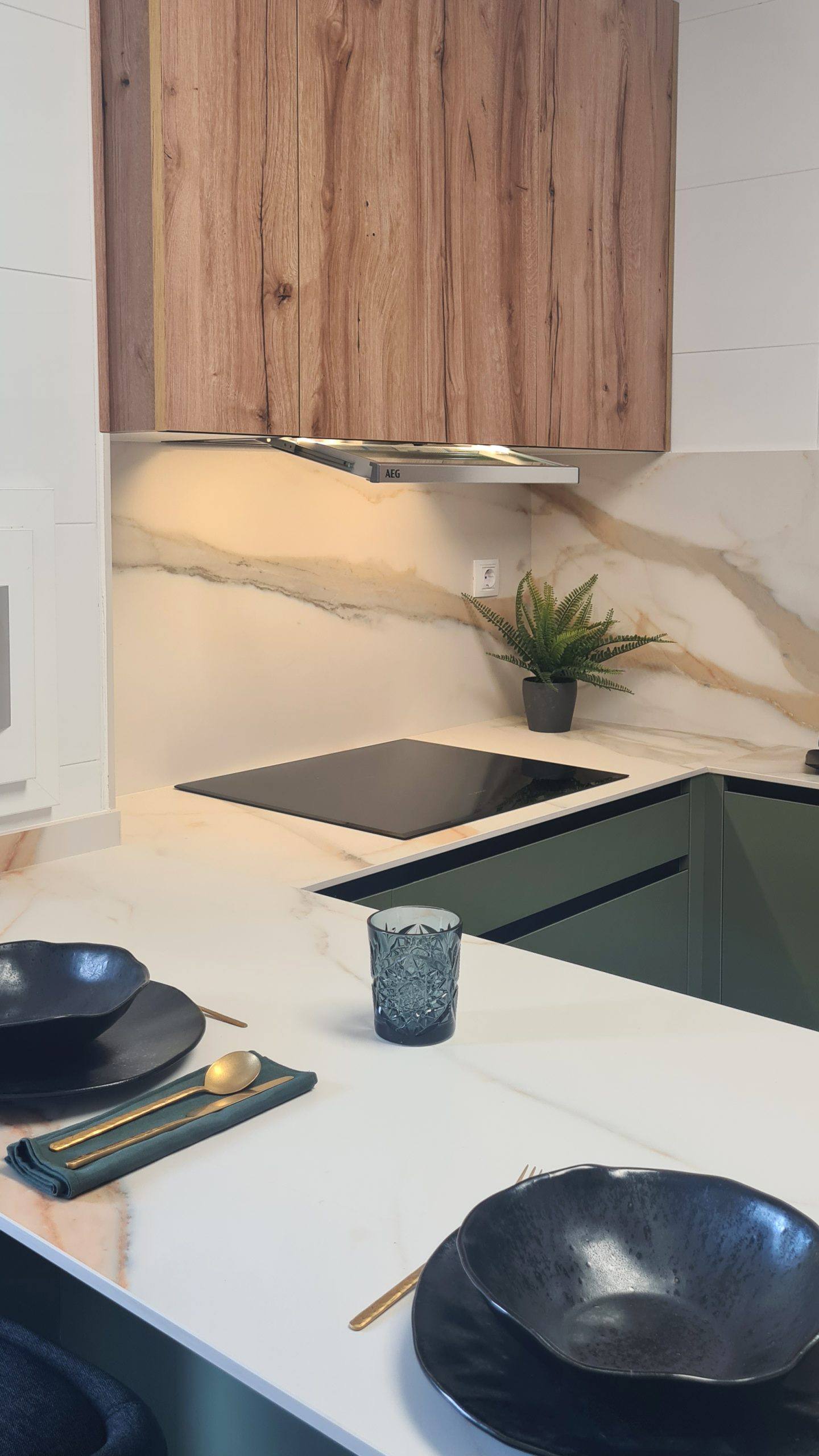 cocina a medida en color verde con península