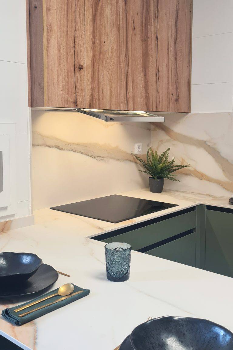 cocina verde y madera con península