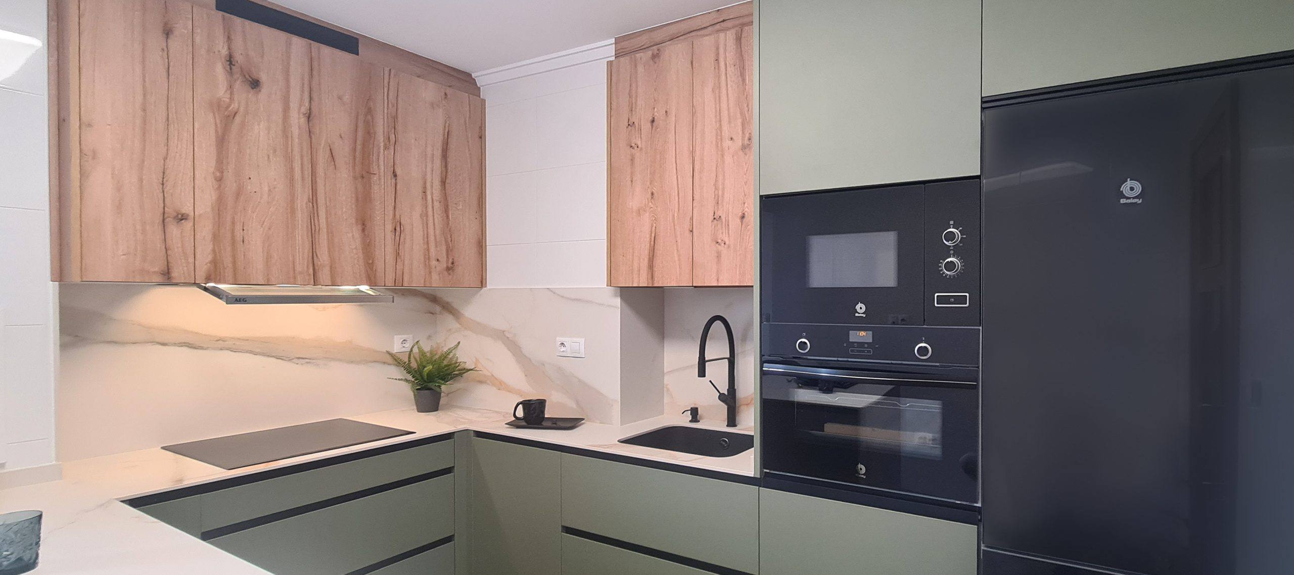 cocina verde y madera con península