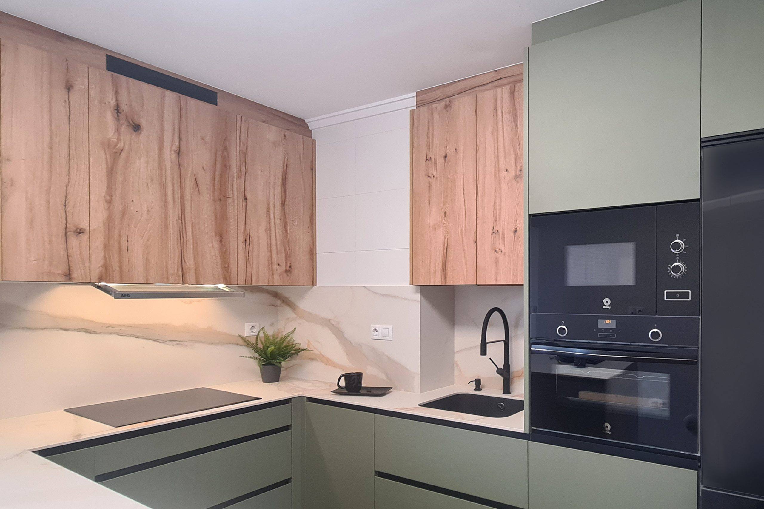 cocina verde y madera con península