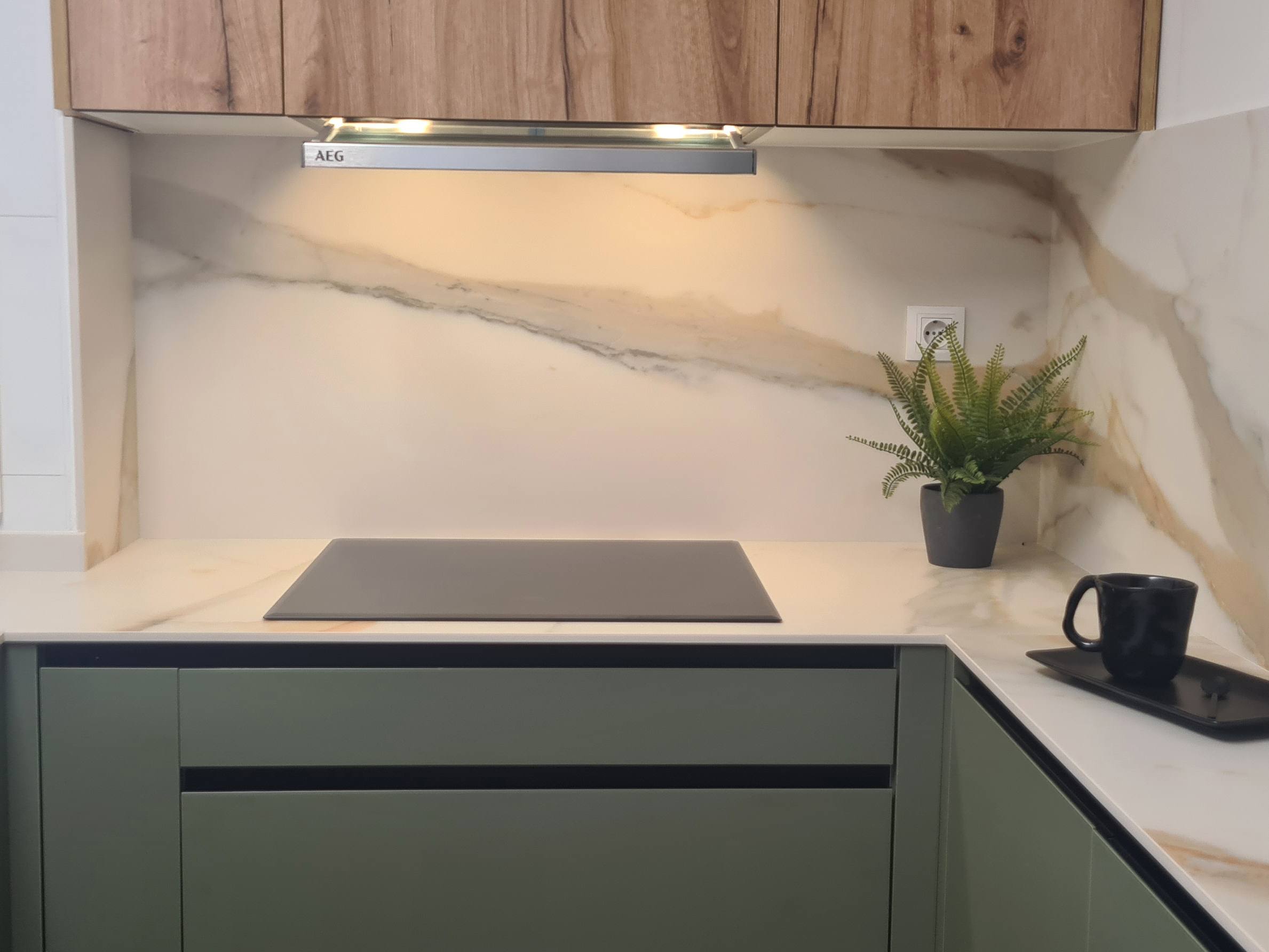 cocina a medida en color verde con península