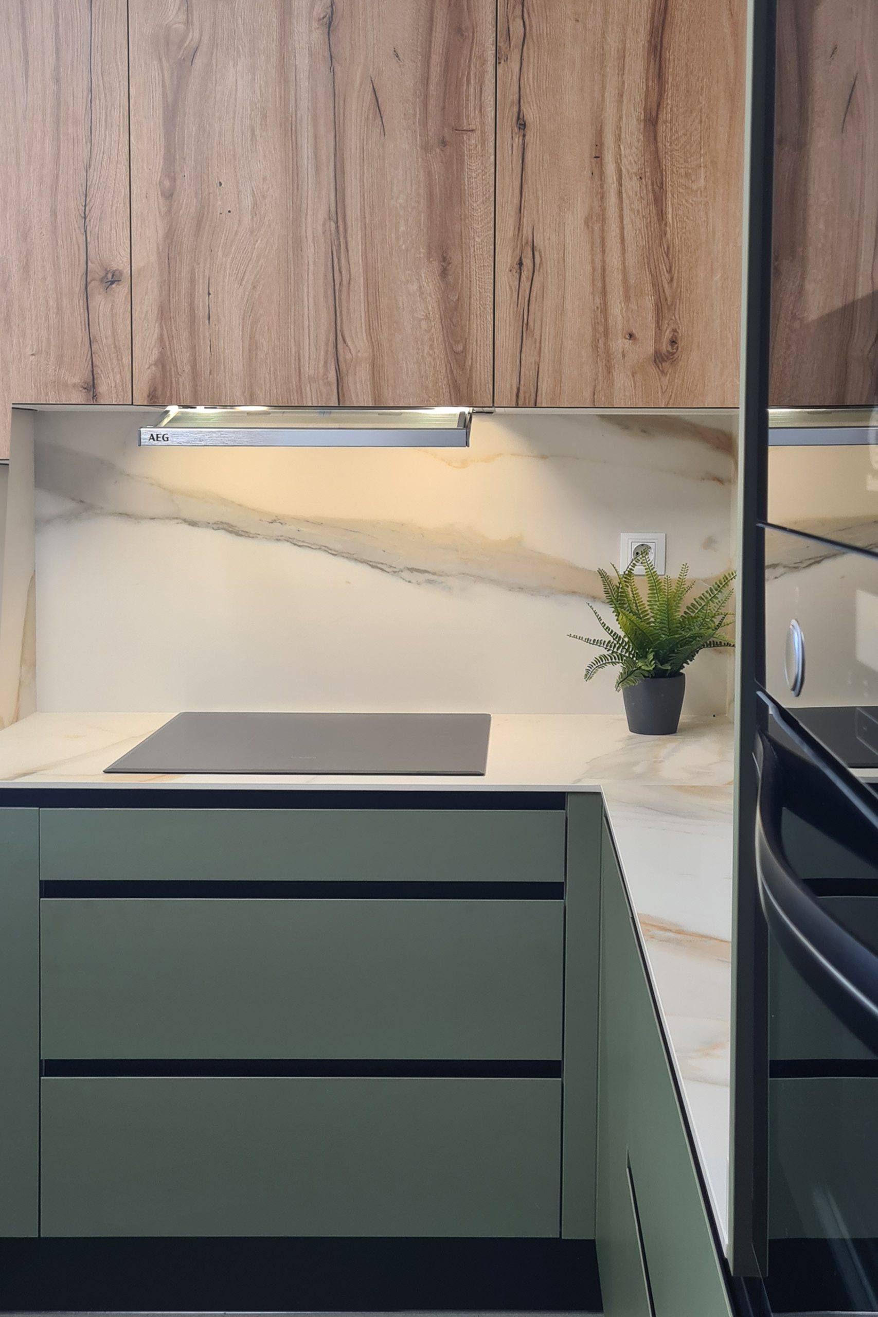 cocina a medida en color verde con península