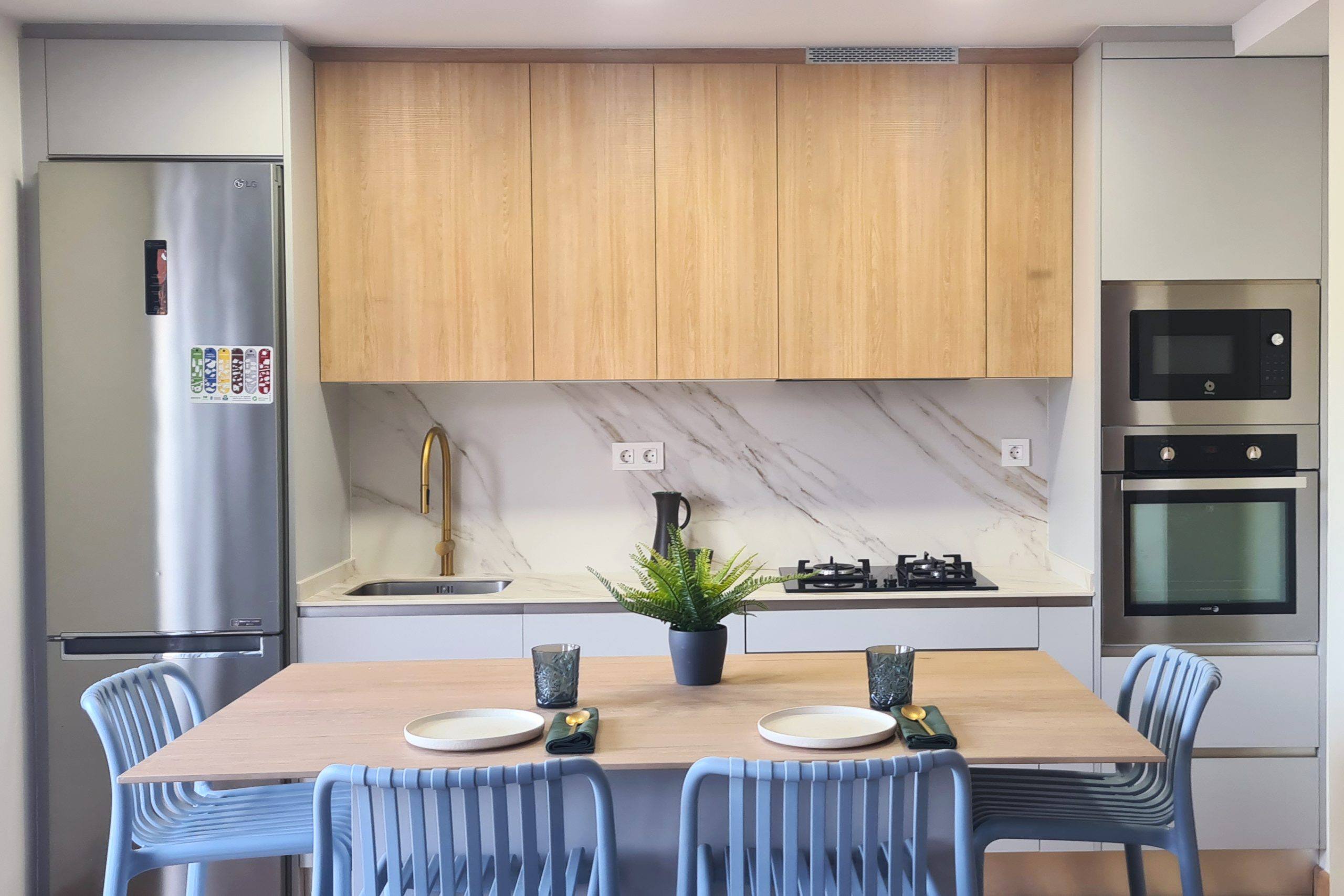 Cocina con isla gris y madera