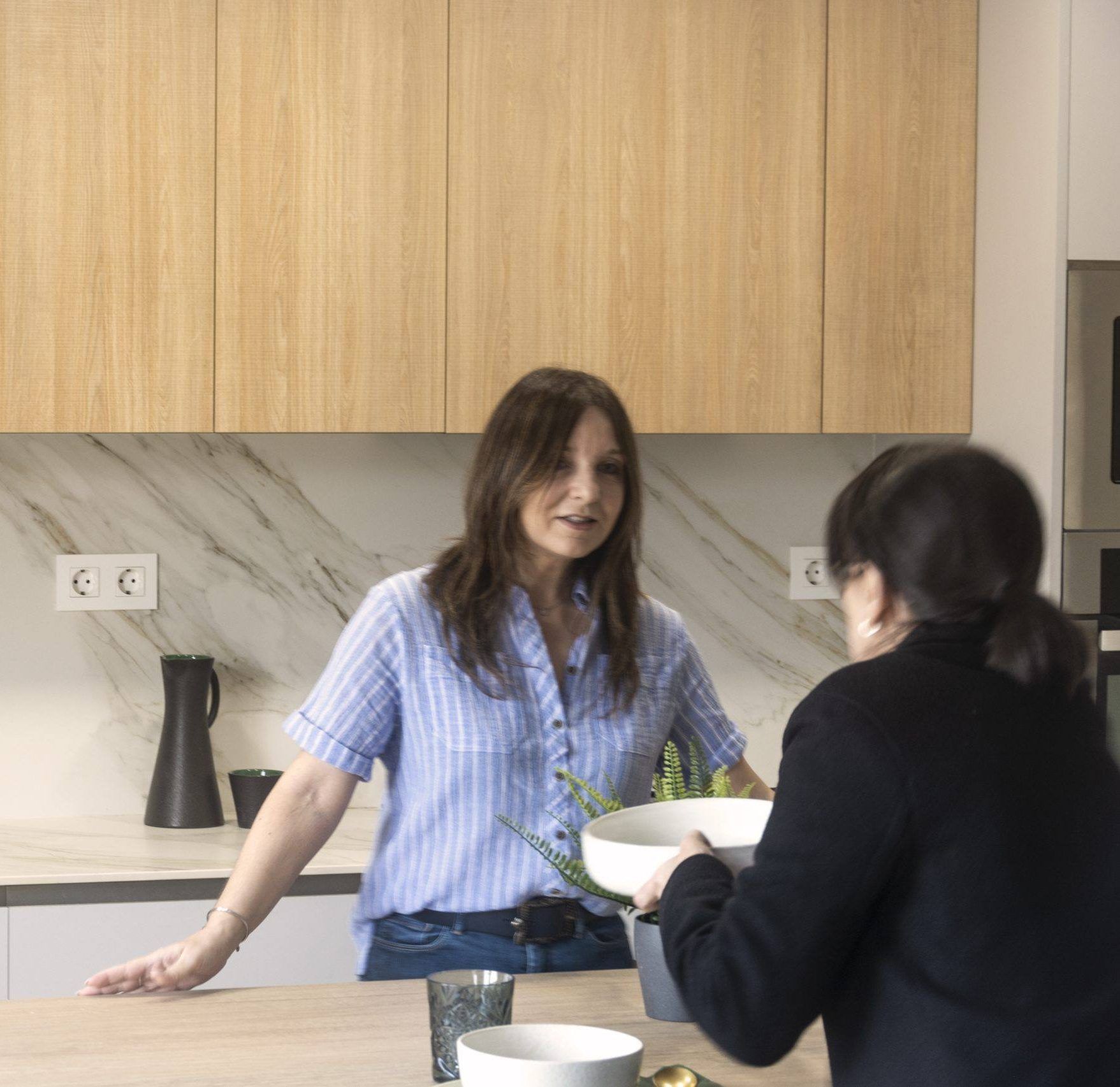 Cocina con isla gris y madera -DTC diseño tu cocina