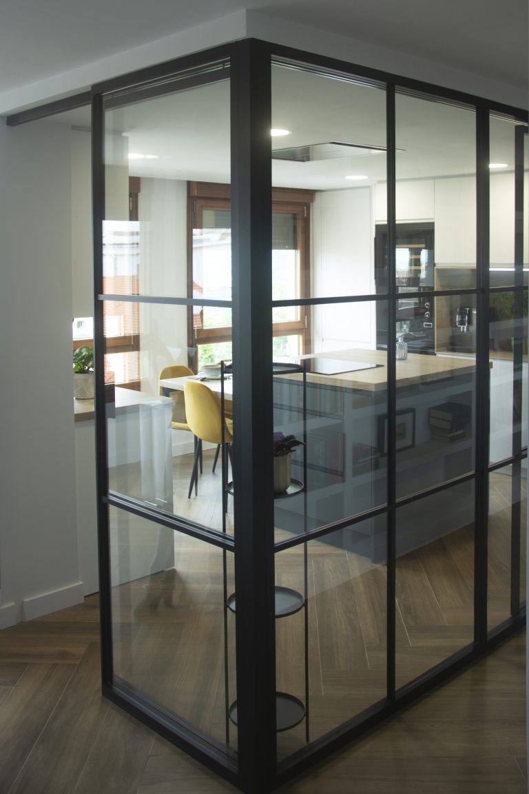 separar la cocina del salón con puertas correderas, forja y cristal.