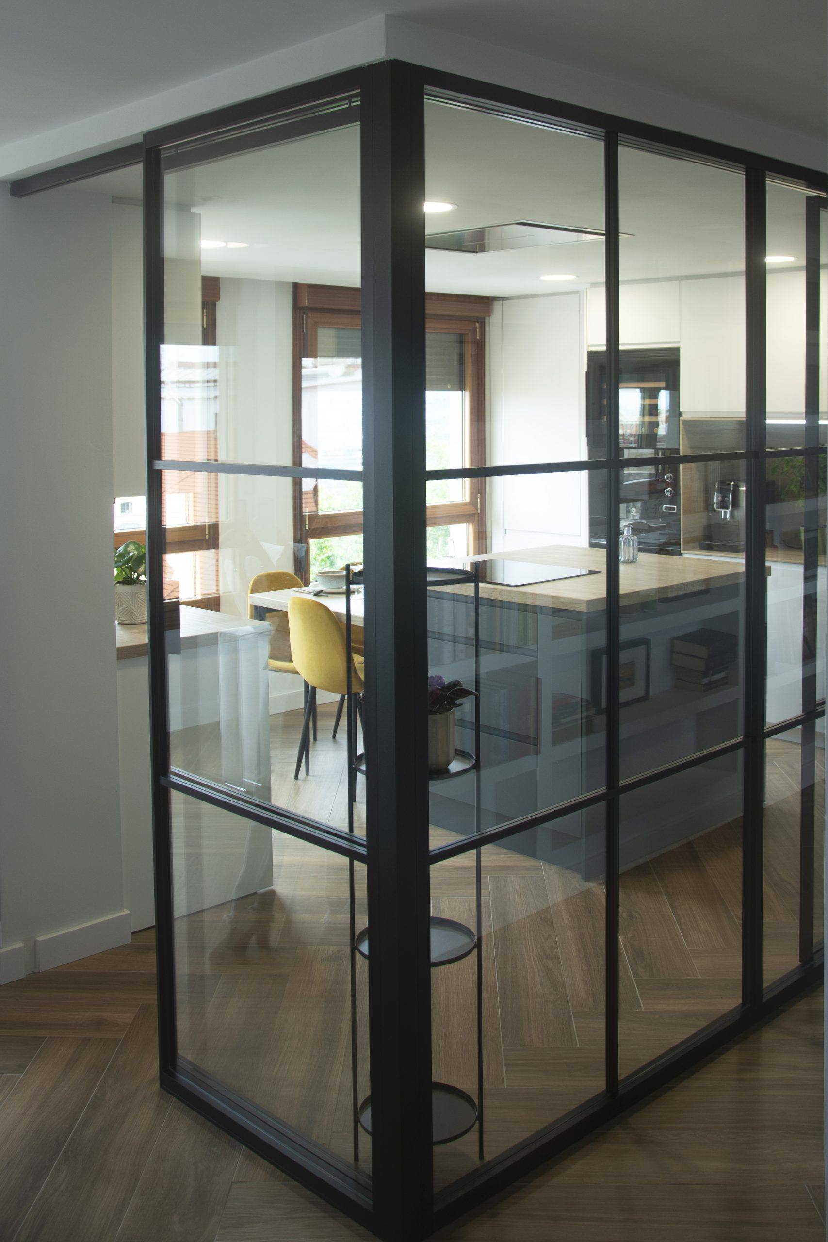 separar la cocina del salón con puertas correderas, forja y cristal.