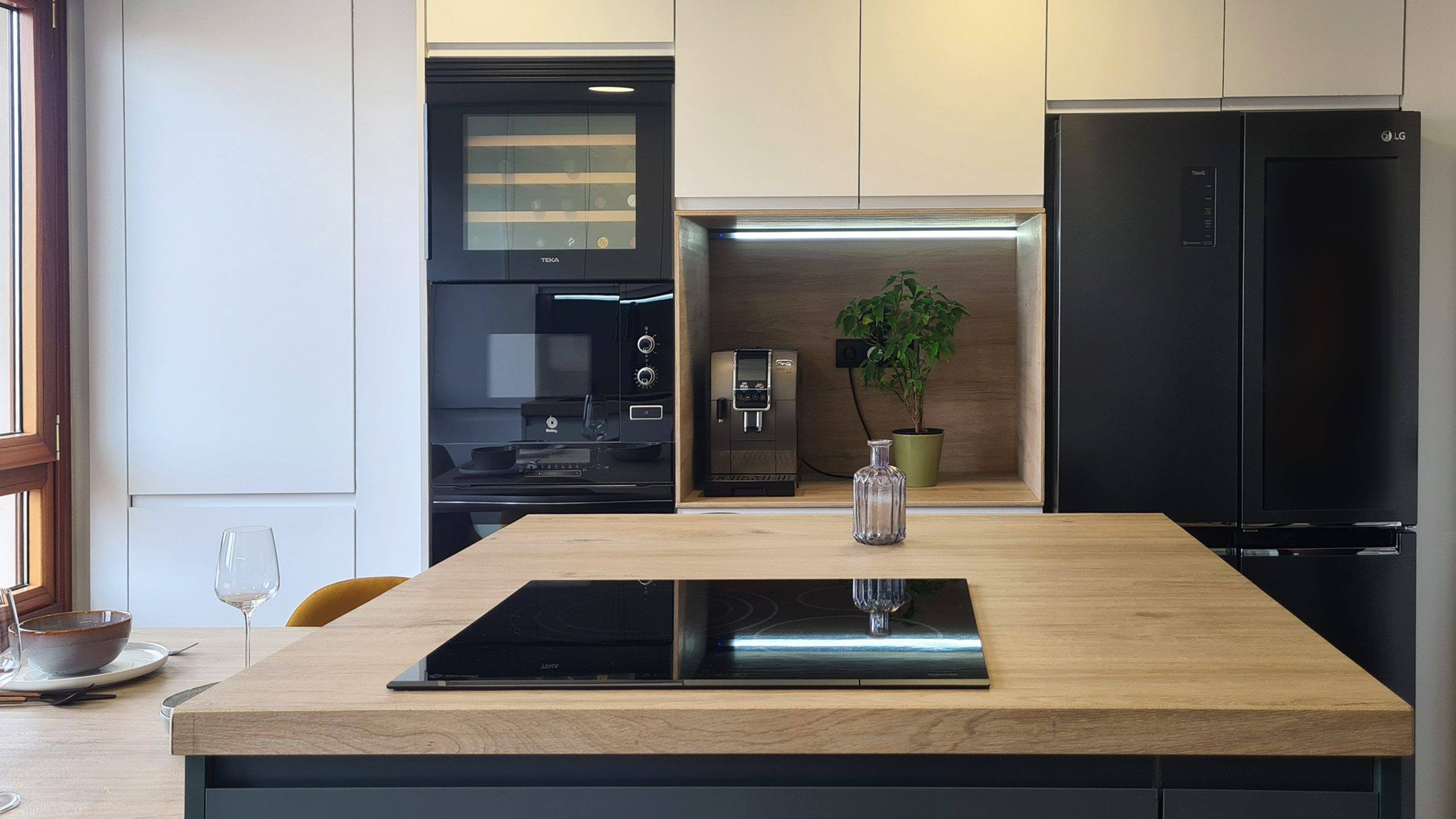 Hueco decorativo desayunador en la cocina con tira de luz led