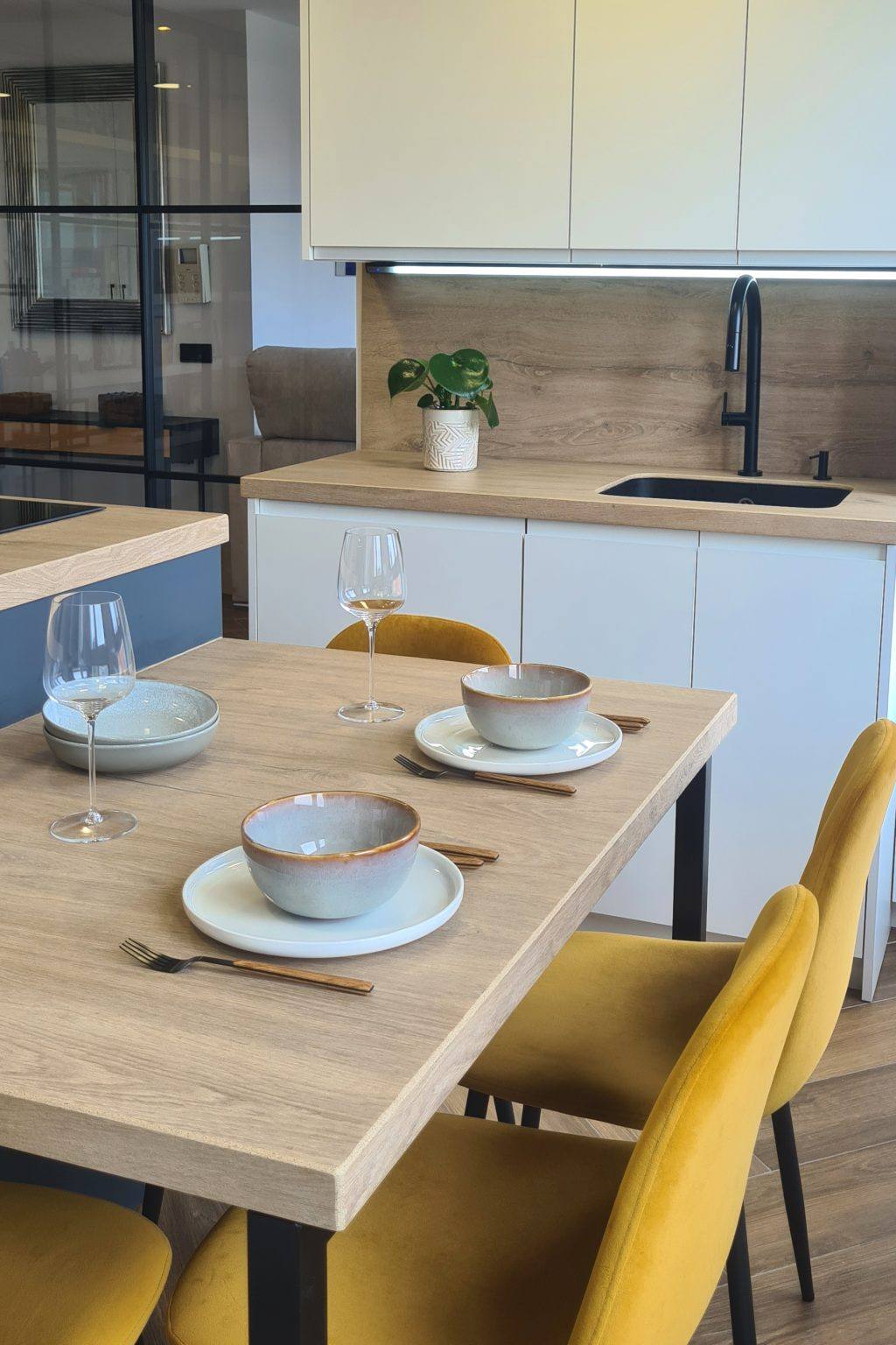 mesa de porcelanico Sapiestone imitando madera
