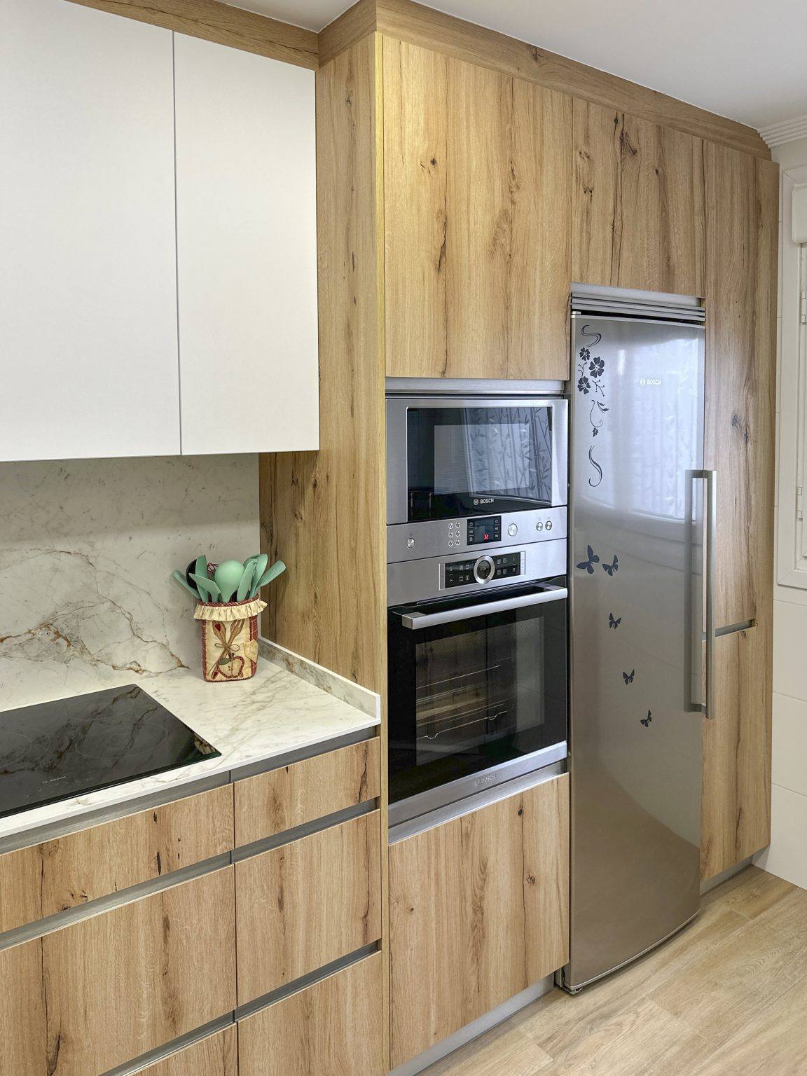 Cocina madera y blanca