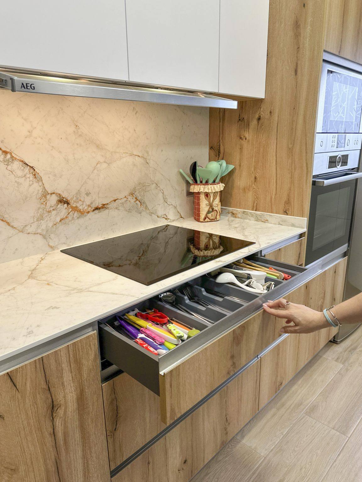 Cocina madera y blanca