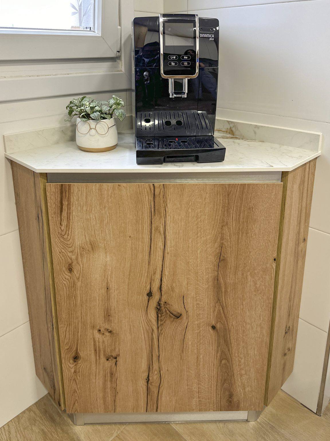 Cocina madera y blanca