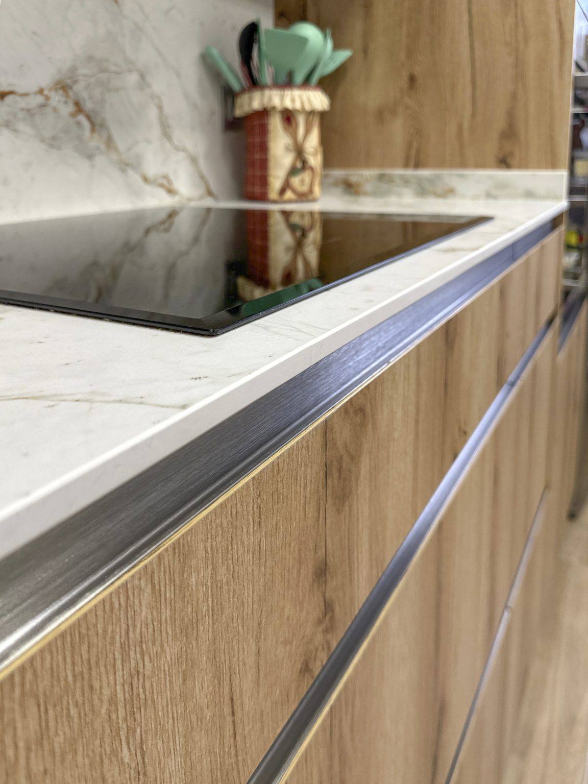 Cocina madera y blanca