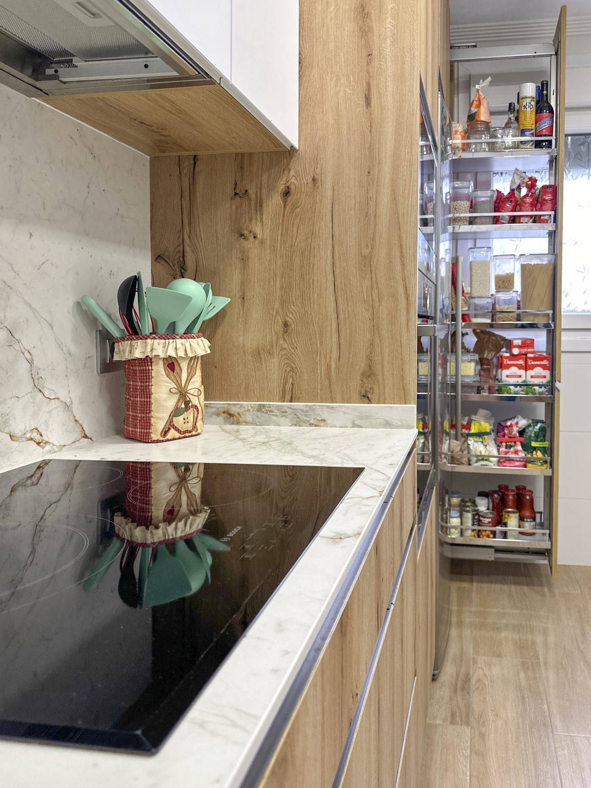 Cocina madera y blanca