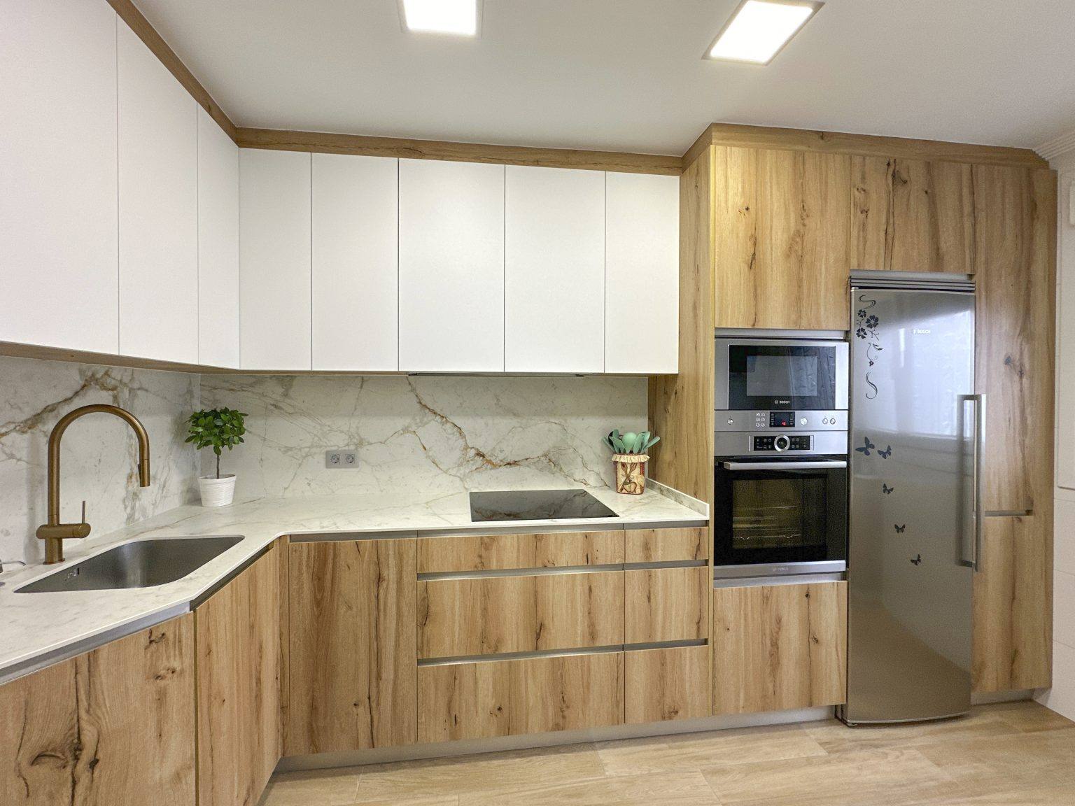 Cocina madera y blanca