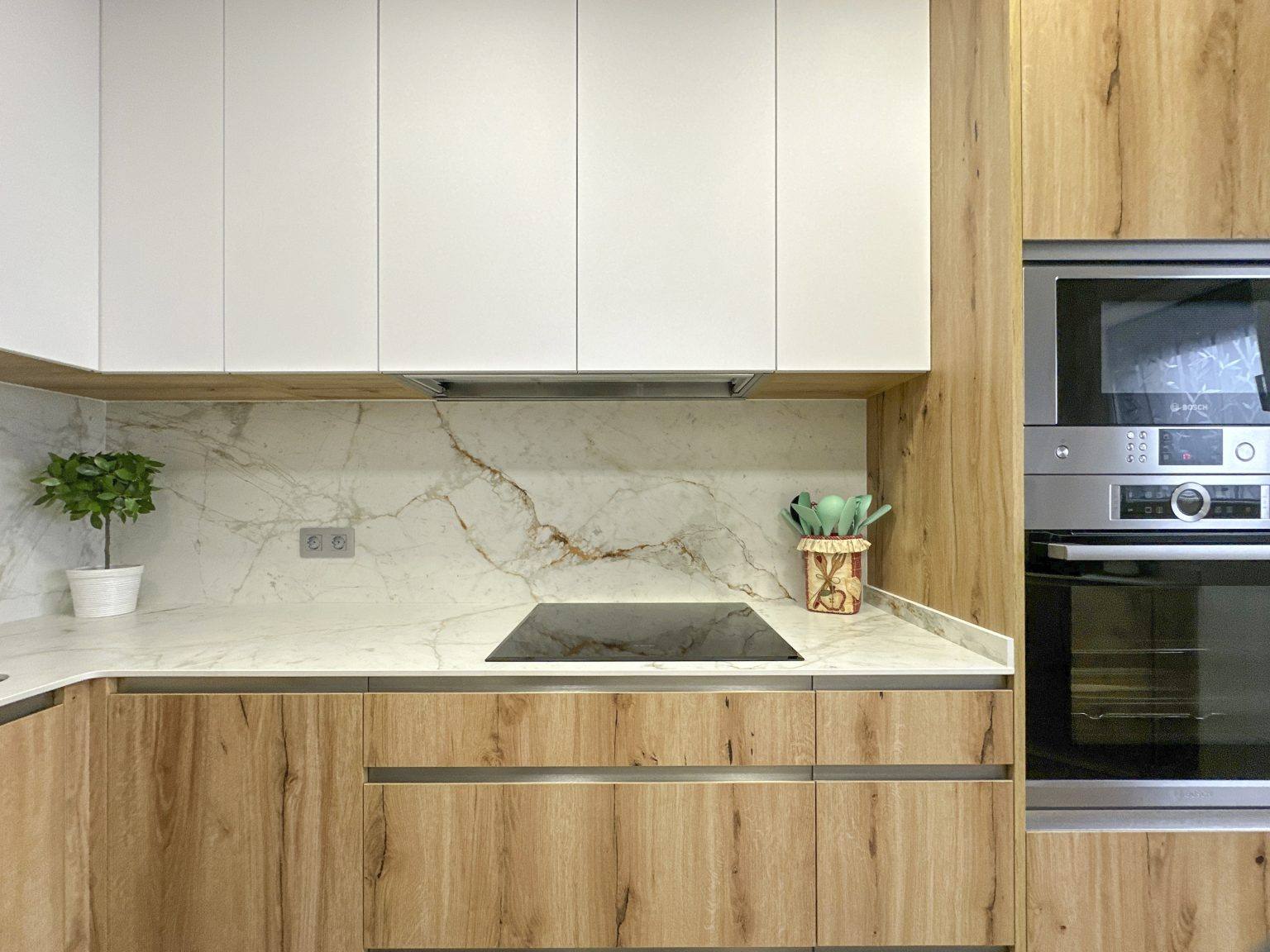 Cocina madera y blanca