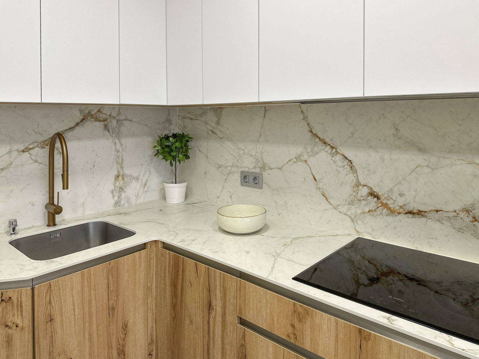 Cocina madera y blanca